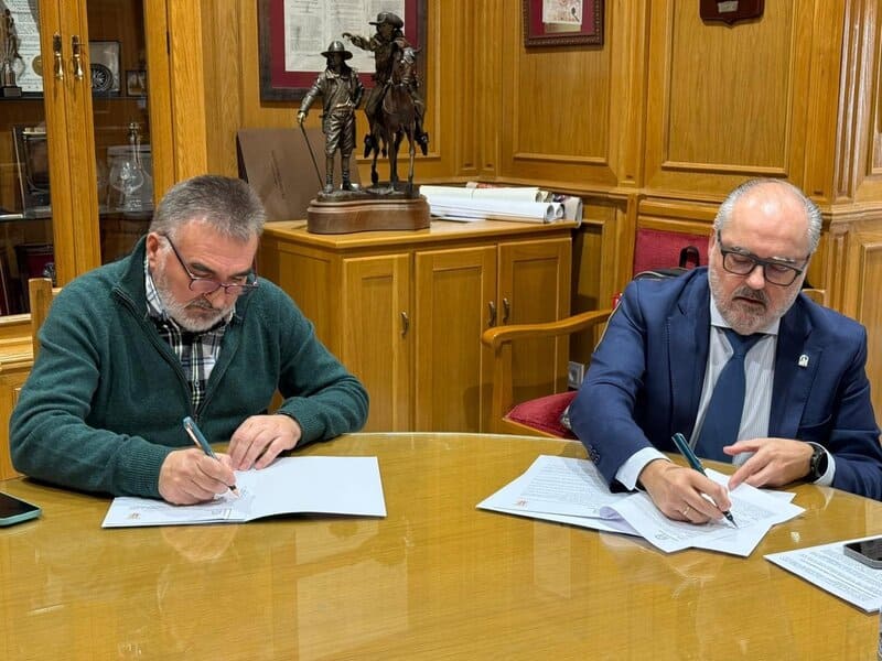 Menores infractores realizarán tareas socioeducativas y en beneficio de la comunidad en Santa Fe El delegado de Justicia, Administración Local y Función Pública de la Junta en Granada, Luis Recuerda, y el alcalde de Santa Fe, Juan Cobos, han suscrito el convenio. - JUNTA DE ANDALUCÍA