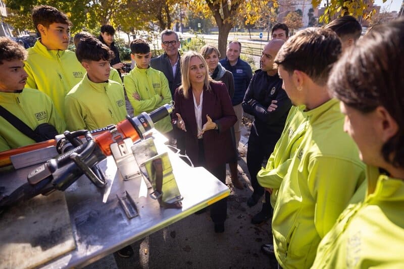 Marifrán Carazo alaba la preparación práctica de los alumnos de la EFA El Soto Visita de la alcaldesa de Granada, Marifrán Carazo, con alumnos de la EFA El Soto - AYUNTAMIENTO