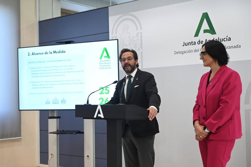La Junta invierte seis millones para mejora el confort térmico en 423 centros educativos de Granada El delegado del Gobierno andaluz en Granada, Antonio Granados, y la delegada de Desarrollo Educativo de la Junta en la provincia, María José Martín - JUNTA