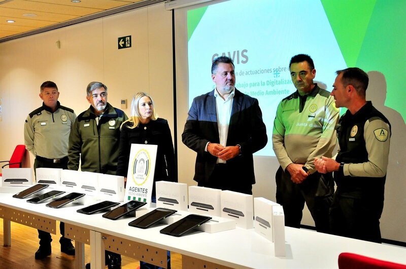 La Junta entrega 33 nuevas tablets para digitalizar el cuerpo de agentes de medio ambiente de Granada Entrega de tabletas para los agentes de medio ambiente en la provincia de Granada - JUNTA