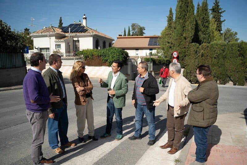 El PSOE exige a la Diputación que ayude a Cájar y Monachil a reparar una vía compartida en «mal» estado Visita del grupo del PSOE en la Diputaición de Granada a la calle Leñadores, en el límite con Monachil - PSOE