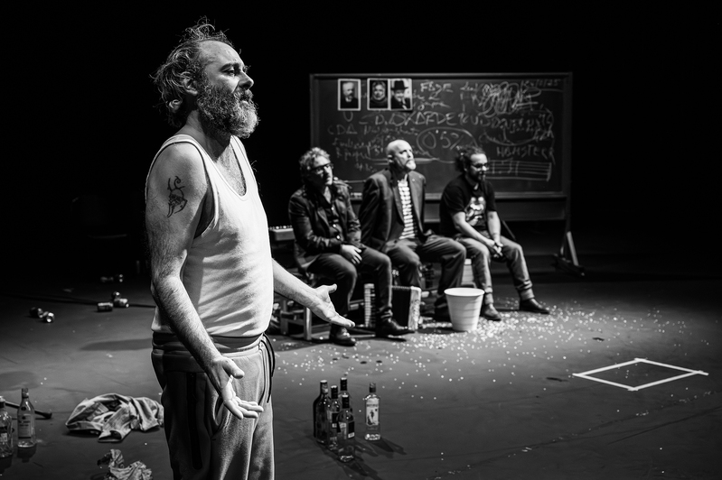 «Otra Ronda»: la película de Vinterberg cobra vida sobre las tablas del Teatro Alhambra «Otra Ronda» llega al escenario del Teatro Alhambra el próximo 29 de enero de la mano de la compañía andaluza Proyecto V / Clásicos Contemporáneos - Teatro Alhambra