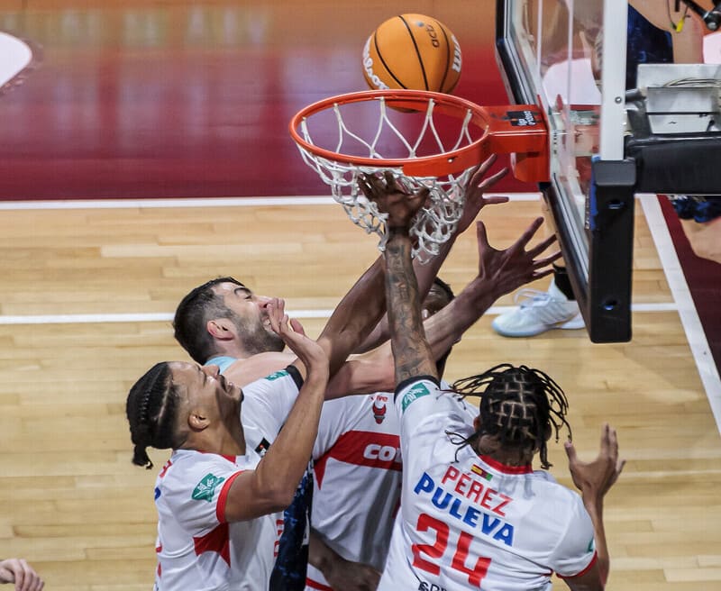 El Coviran Granada finaliza el año con una ajustada derrota en Tenerife. Imagen: acb Photo / Emilio Cobos