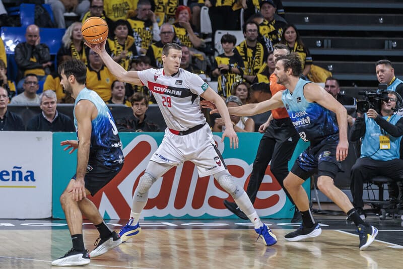 El Coviran Granada finaliza el año con una ajustada derrota en Tenerife El Coviran Granada finaliza el año con una ajustada derrota en Tenerife. Imagen: acb Photo / Emilio Cobos