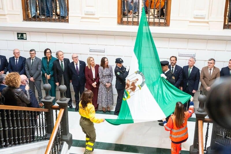 La Junta aboga en Granada por una Andalucía que «avanza sin dejar a nadie atrás» Celebración del Día de la Bandera en la sede de la Junta en Granada - JUNTA
