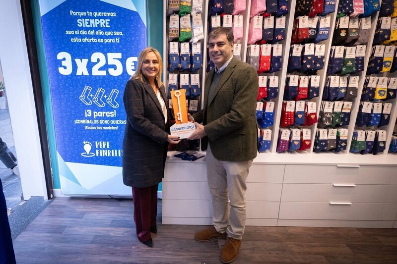 Pepe Pinreles lanza una colección de calcetines inspirada en Granada 2031 La alcaldesa de Granada, Marifrán Carazo, ha formalizado la adhesión de Pepe Pinreles a la candidatura para la Capitalidad Cultural - AYUNTAMIENTO