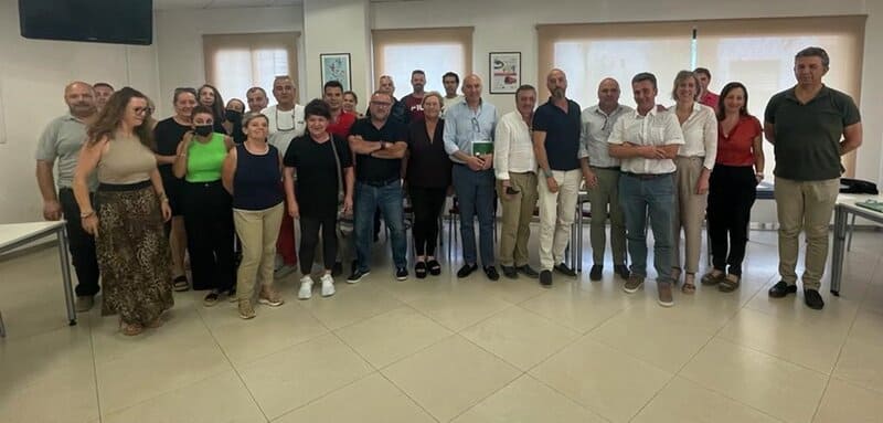 Un acuerdo salarial evita la huelga en el sector del manipulado de Granada Archivo - Imagen de archivo de una reunión en el Sercla del sector del manipulado en la provincia de Granada - UGT