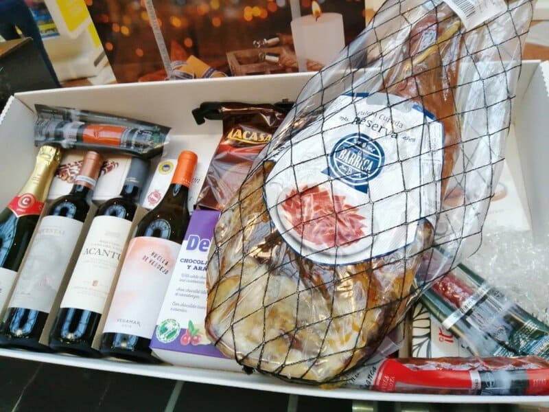 Correos facilita la compra y envío de cestas navideñas en toda la provincia de Granada