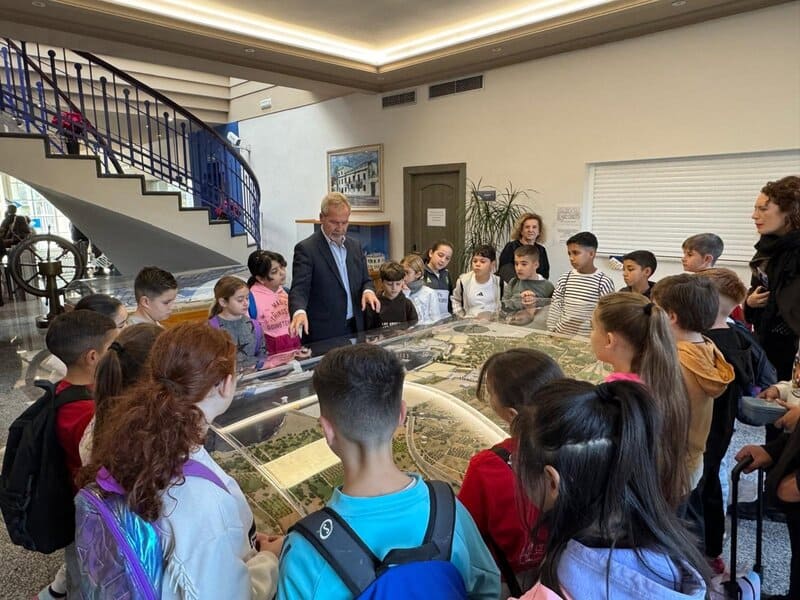 Escolares del Ave María Varadero conocen el funcionamiento del Puerto de Motril en su 20 aniversario El puerto de Motril celebra por su 20 aniversario una actividad educativa con el Colegio Ave María Varadero - PUERTO DE MOTRIL