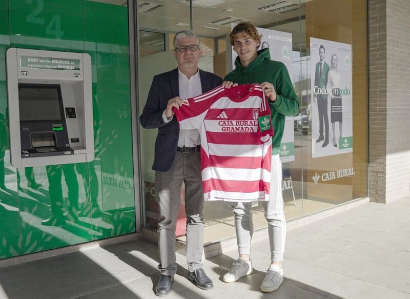 El Granada CF estrena frontal de camiseta con el patrocinio de Caja Rural El director de Negocio de Caja Rural Granada, José Aurelio Hernández, y el futbolista Jorge Pascual - CAJA RURAL