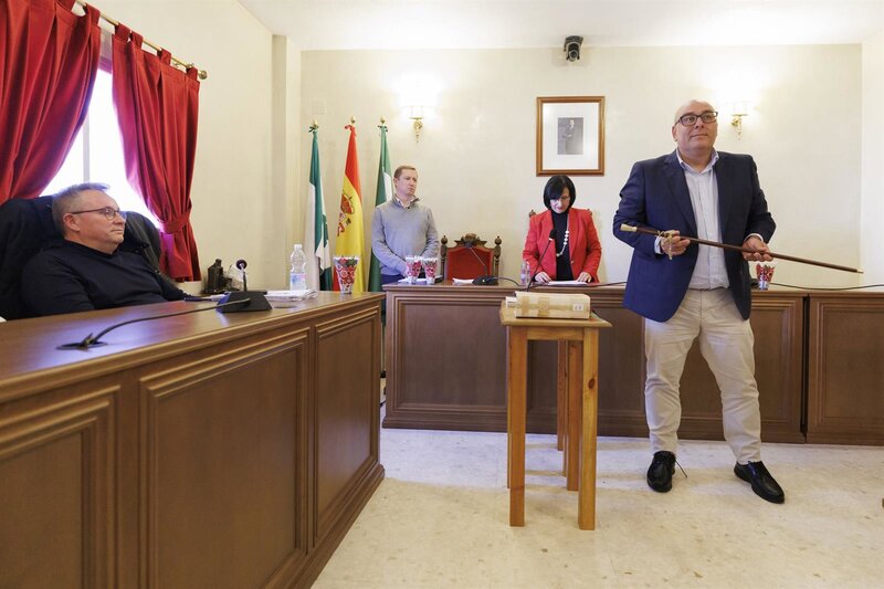 Iván Fernández (IU) releva a Enrique Medina (PSOE) en la alcaldía de Pinos Puente