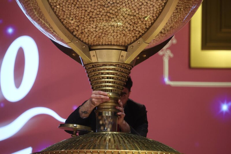 Rosa Ruiz, la lotera del Carrefour de Armilla, reparte dos quintos premios en el Sorteo de Navidad Varias personas rellenan los bombos del Sorteo Extraordinario de la Lotería de Navidad 2025, en el Teatro Real, a 22 de diciembre de 2025, en Madrid (España). Imagen Eduardo Parra - Europa Press