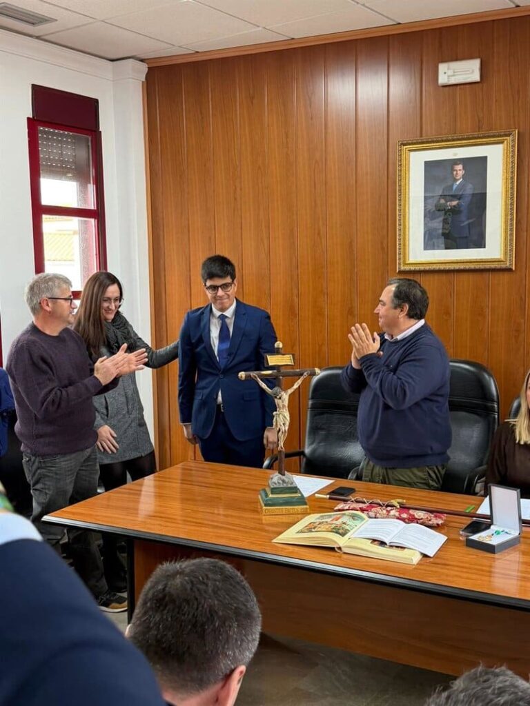 PSOE exige la dimisión inmediata de Eduardo Martos como concejal y diputado provincial La toma de posesión como alcalde de Cogollos de Guadix (Granada) Andrés Cáceres sucediendo a Eduardo Martos el pasado sábado - AYUNTAMIENTO DE COGOLLOS DE GUADIX