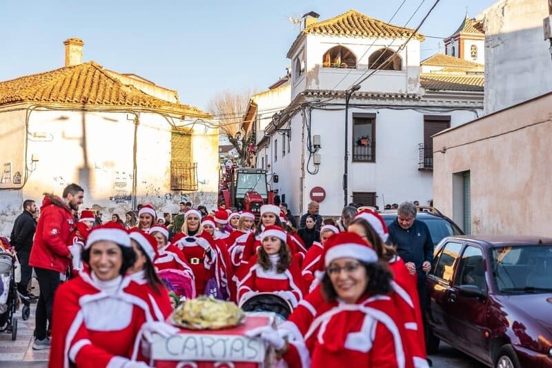 La única cabalgata de Mamá Noel en España reivindica la igualdad en Otura Imagen de archivo de la cabalgata de Mamá Noel de Otura - AYUNTAMIENTO