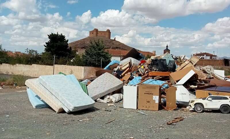 El alcalde de La Calahorra ve una «polémica innecesaria» en el acopio de residuos en el entorno del castillo Imagen cedida por vecinos con el Castillo de La Calahorra al fondo facilitada por el PSOE - PSOE