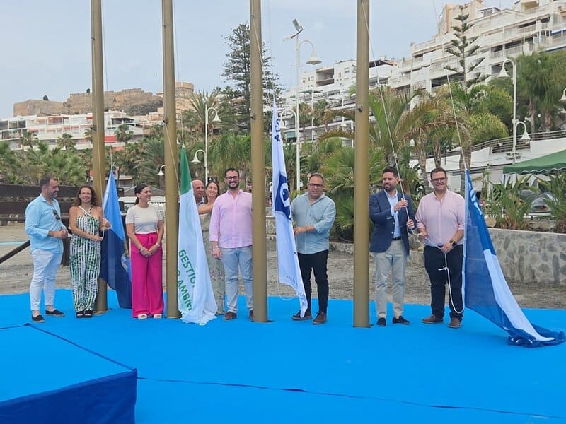 Balance turístico 2025: Almuñécar-La Herradura gana peso en mercados internacionales Izado de banderas azules en Almuñécar - AYUNTAMIENTO