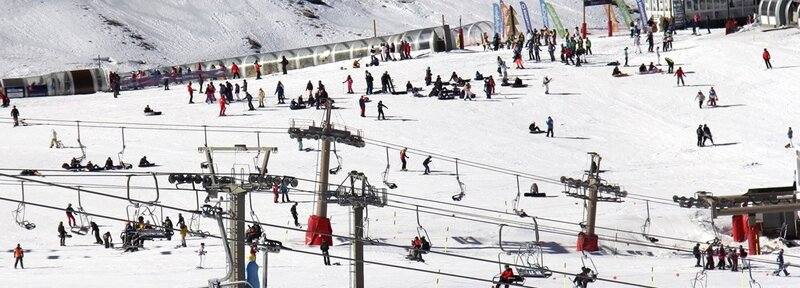 Tráfico autoriza el cierre del acceso a Sierra Nevada con personal de Cetursa cuando se llenan los parking La zona de Borreguiles de la Estación de Esquí de Sierra Nevada, en imagen de archivo - CETURSA - Archivo