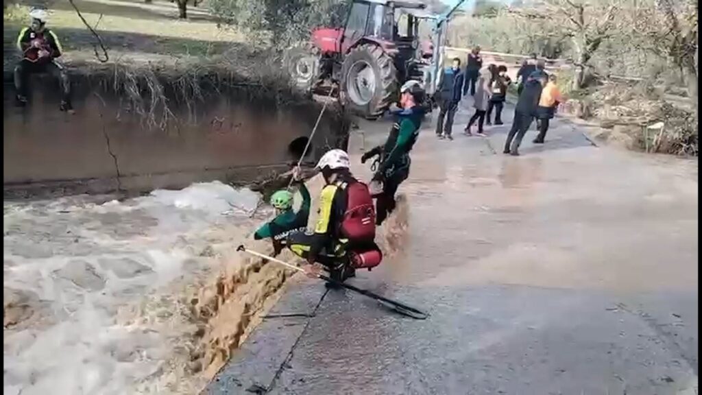 Momento de la búsqueda del joven motorista desaparecido en Íllora (Granada) - GUARDIA CIVIL