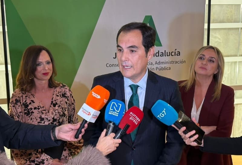 El consejero de Justicia, José Antonio Nieto, acompañado de la consejera de Fomento, Rocío Díaz, y la alcaldesa de Granada, Marifrán Carazo, atiende a los medios antes del acto de entrega de los II Premios Justicia de Andalucía. Imagen: GRXactualidad