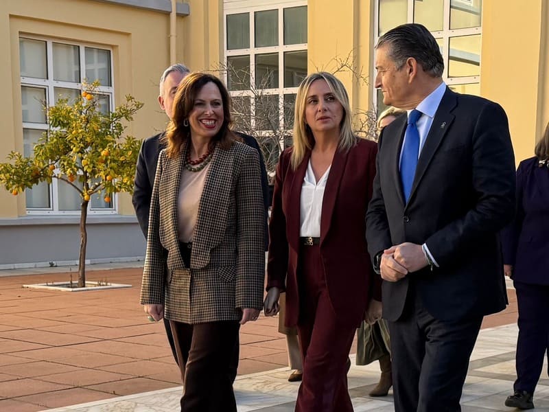 De izquierda a derecha: Rocío Díaz, consejera de Fomento, Articulación del Territorio y Vivienda de la Junta de Andalucía; Marifrán Carazo, alcaldesa de Granada, y Antonio Sanz, consejero de Sanidad, Presidencia y Emergencia de la Junta de Andalucía, este jueves durante la presentación de la candidatura de la ciudad de Granda como sede de la Agencia Estatal de Salud Pública. Imagen: GRXactualidad