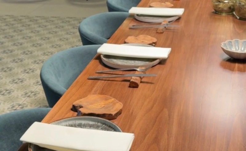 Una de las mesas de AMA Restaurante, preparada para recibir a los comensales.