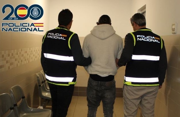 Dos detenidos por apuñalar con una botella fracturada a un hombre en un pub de Granada durante la Nochevieja