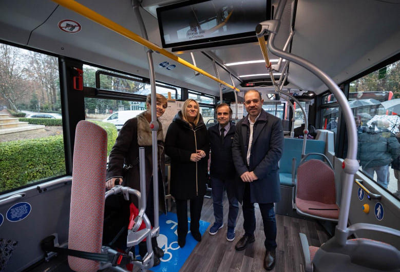Sostenibilidad y visión metropolitana: las claves del transporte público en Granada Presentación de los nuevos cuatro autobuses urbanos híridos. Imagen: Perfil en X de Marifrán Carazo.