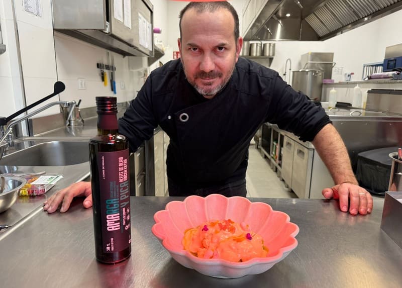 AMA Restaurante: la conexión con su entorno Víctor Rodríguez, chef de AMA Restaurante, posa junto a una de sus elaboraciones. Imagen: GRXactualidad