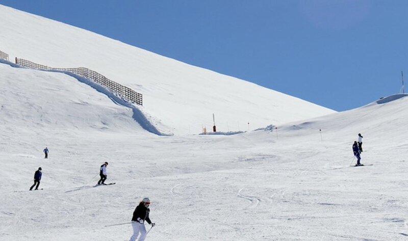 La patronal de Sierra Nevada urge a «repensar» la estación por «situación crítica en días de máxima afluencia»