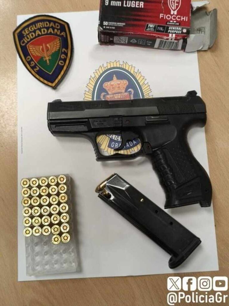 Detenido un joven armado tras una persecución a toda velocidad por la zona Norte de Granada Pistola y munición intervenida a un joven en la zona Norte. - POLICÍA LOCAL DE GRANADA