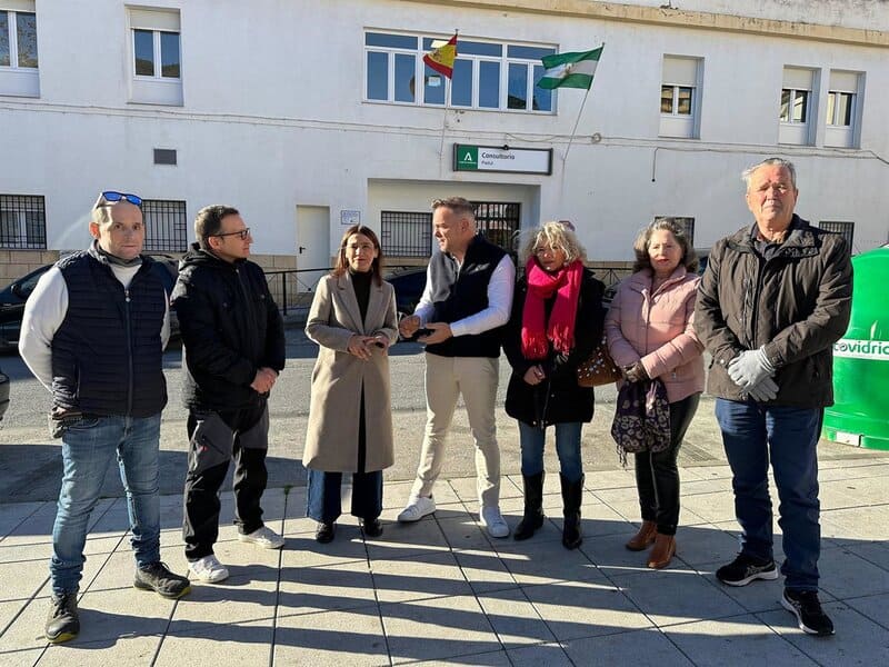 PSOE exige medidas tras el cierre de urgencias en Padul y alerta sobre riesgo sanitario Convocatoria de la parlamentaria andaluza del PSOE Olga Manzano a las puertas del centro de salud de Padul (Granada) - PSOE