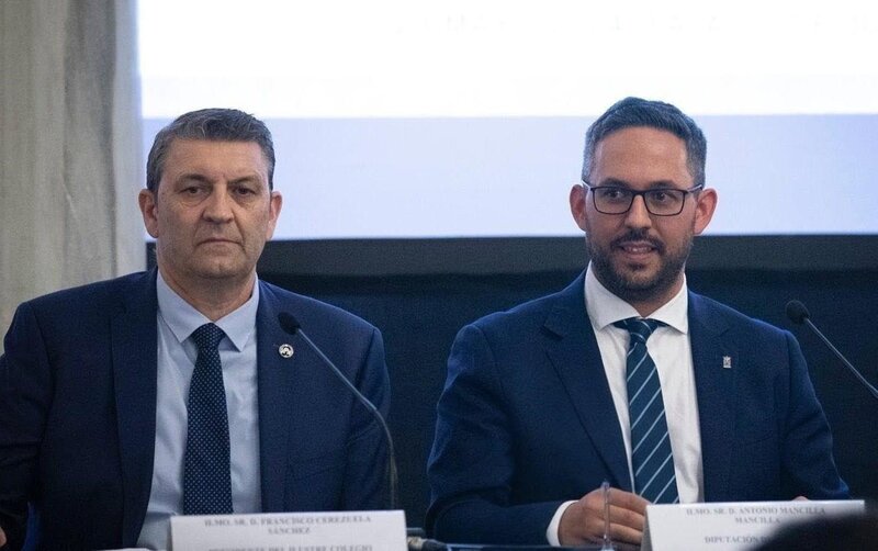 Diputación destina más de 125.000 euros al Colegio de Veterinarios para el registro de animales de compañía El diputado de Contratación, Agua, Promoción Agraria y Medio Ambiente, Antonio Mancilla, y el presidente del Colegio de Veterinarios de Granada, Francisco Cerezuela. - DIPUTACIÓN DE GRANADA