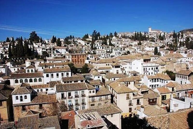 El Albaicín recupera el suministro eléctrico tras el corte por un incendio en un transformador