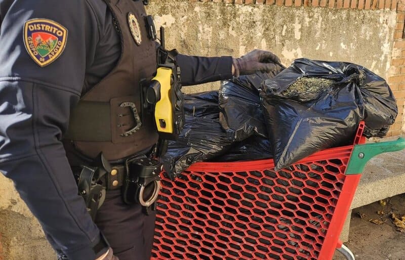 Abandona un carrito de supermercado con tres kilos de marihuana al ser sorprendido por la Policía Local de Granada