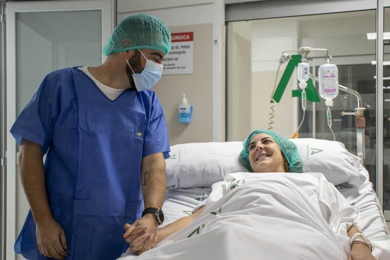 El Hospital Virgen de las Nieves implanta un protocolo que permite que la mujer esté acompañada en la cesárea