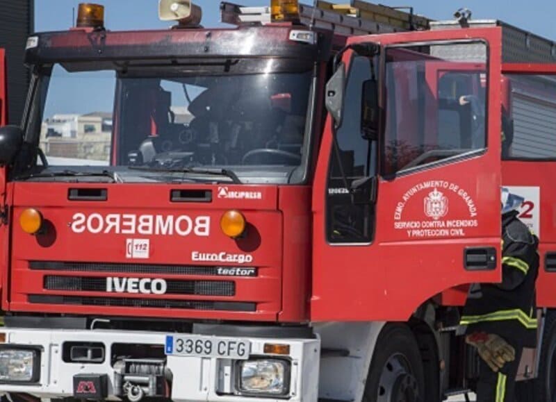 Una decena de heridos, uno de ellos grave, tras incendiarse un piso en Alhendín Imagen de archivo de un camión de Bomberos de Granada y una ambulancia. - EMERGENCIAS 112 ANDALUCÍA - Archivo