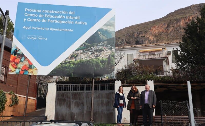 Güejar Sierra recibe un informe favorable de la Junta para construir su Centro de Educación Infantil Parte del equipo de Gobierno, junto al solar en el que se anuncia la próxima construcción del centro. - AYUNTAMIENTO DE GÜÉJAR SIERRA