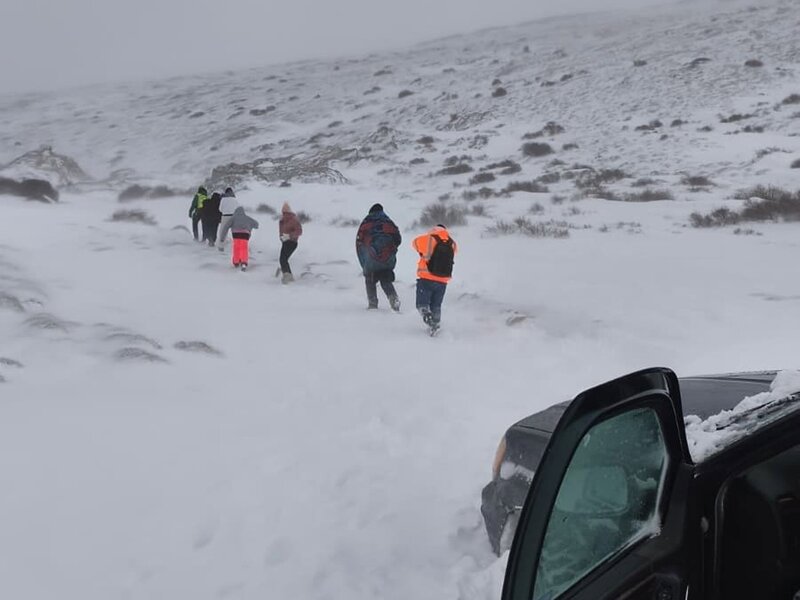 El fin de semana deja el rescate de tres familias sobre la nieve en la provincia de Granada