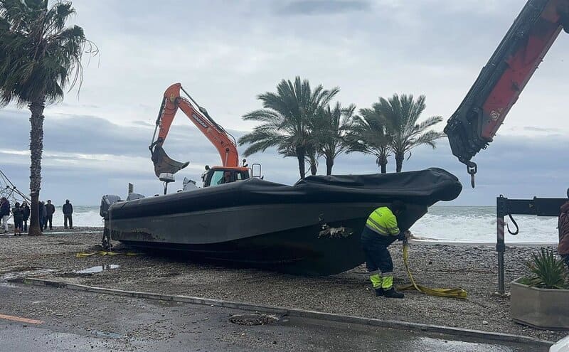 Dos narcolanchas quedan a la deriva en La Herradura por el temporal