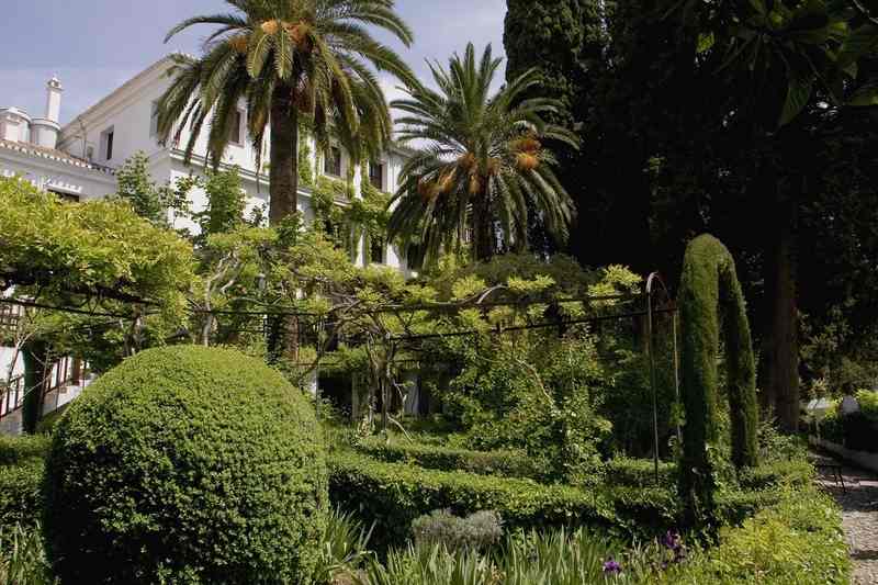«Inteligencia vegetal» reúne obras de nueve artistas en el Carmen de la Victoria El Carmen de la Victoria acoge la exposición ‘Inteligencia vegetal’, una muestra fotográfica con obras de nueve artistas - Universidad de Granada