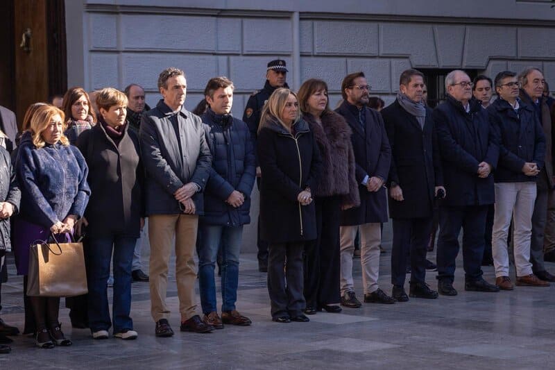 Minuto de silencio en la Plaza del Carmen para honrar a las víctimas del accidente de Adamuz. Imagen: Ayuntamiento de Granada