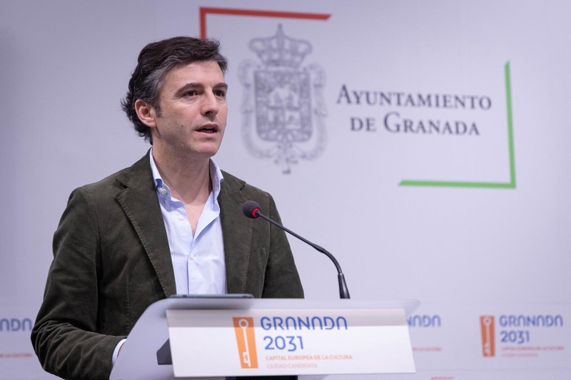 El Ayuntamiento de Granada invierte 225.000 euros para fomentar sus políticas activas de empleo Jorge Saavedera, portavoz del equipo de gobierno municipal, en rueda de prensa. Imagen: Ayuntamiento de Granada