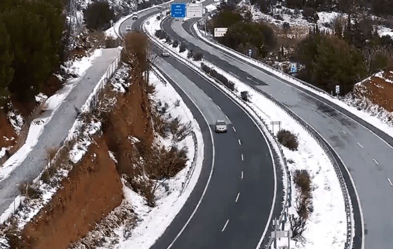 Reabierto el puerto de la Mora (A-92) tras el cierre durante varias horas por acumulación de nieve A-92, este lunes por la tarde, tras reabrir la vía. Imagen: DGT
