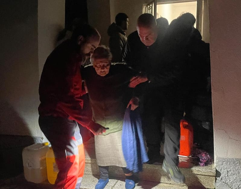 Desalojo en Dúdar. Imagen: Cruz Roja Andalucía