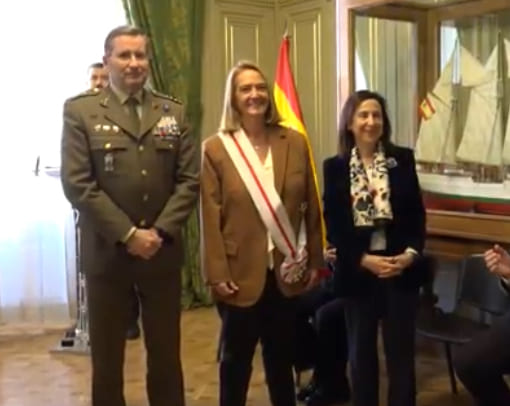 Paco Cuenca y Luisa García Chamorro reciben la Gran Cruz al Mérito Militar Luisa García Chamorro, alcaldesa de Motril, recibiendo la Gran Cruz al Mérito Militar de manos de la ministra de Defensa, Margarita Robles. Imagen: Ministerio de Defensa