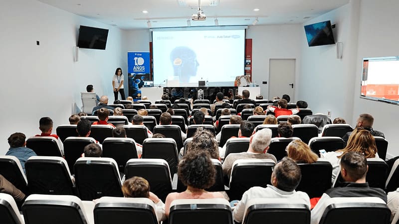 Vithas Aula Salud Colegios analiza junto a 65 niños del Granada CF el impacto de la tecnología en el cerebro