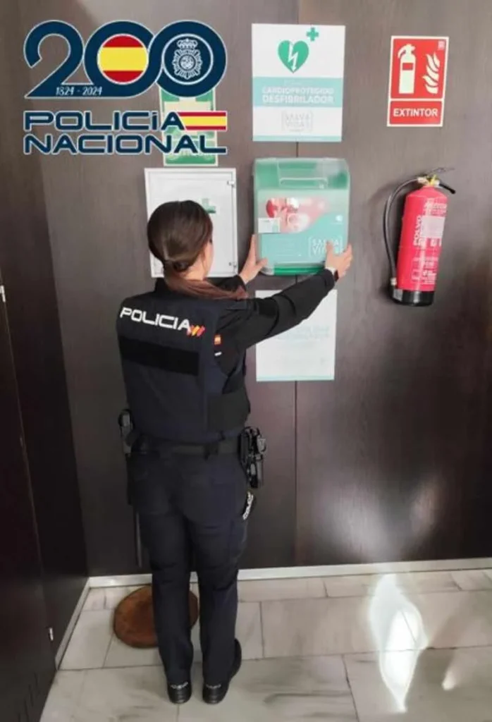Dos Policías Nacionales salvan la vida de un hombre de avanzada edad haciendo uso de un desfibrilador - Policía Nacional de Granada