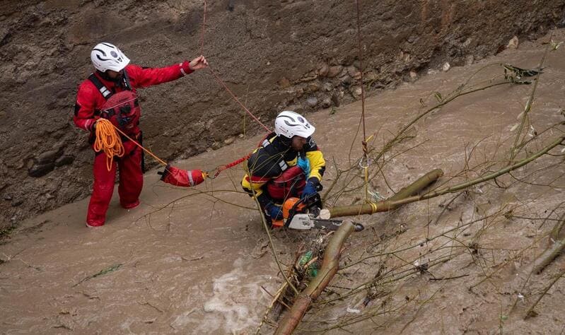 Los Bomberos de Granada rescatan a una persona en una cueva del Sacromonte Los Bombero de Granada, durante una intervención. Imagen: Perfil en X de Marifrán Carazo / https://x.com/marifrangr