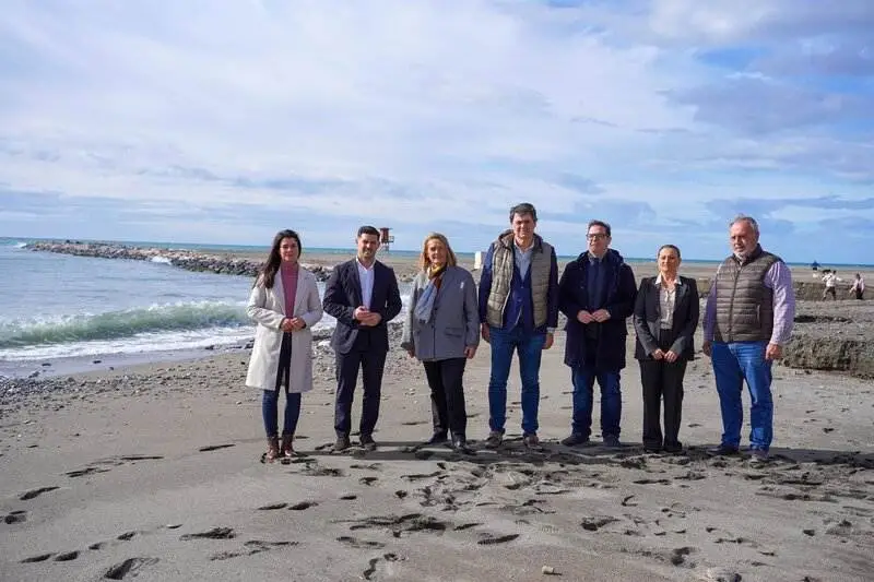 Carlos Rojas reclama al Gobierno una evaluación «urgente» de los daños de Kristin en la Costa Tropical El diputado del PP Carlos Rojas, en el centro del grupo de dirigentes 'populares' que han visitado la zona de playas de Motril - PP