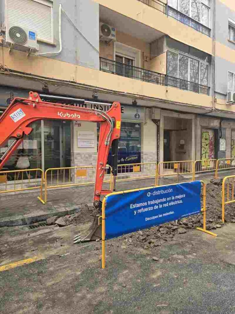 Endesa refuerza las redes de baja tensión de Granada con una inversión que supera los dos millones de euros Renovación de redes de baja tensión - ENDESA